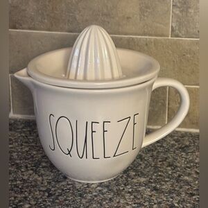 🍊Rae Dunn “SQUEEZE” Ceramic Citrus Juicer🍊